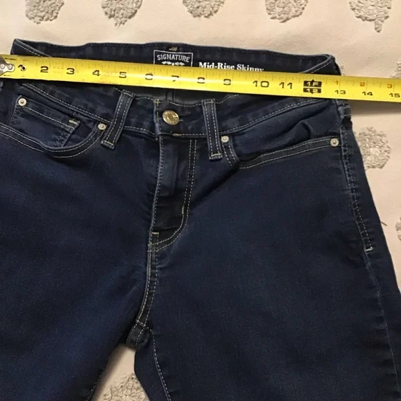 Signature Levi Strauss Gold Mid Rise Skinny Jeans. Size 27 / 4s - Picture 9 of 10